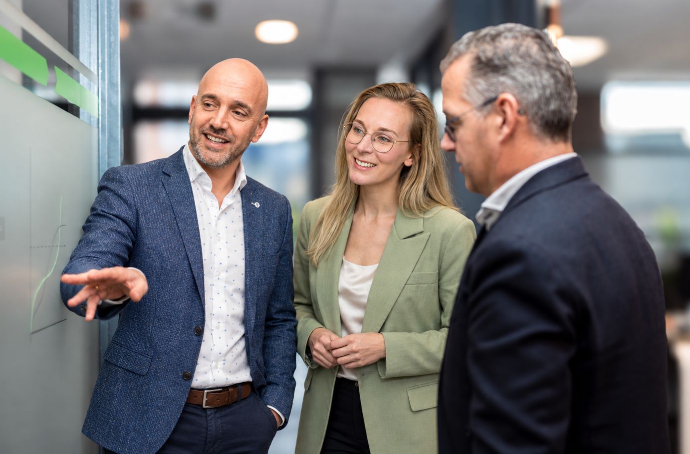 Drie collega's van TNP Groep in gesprek