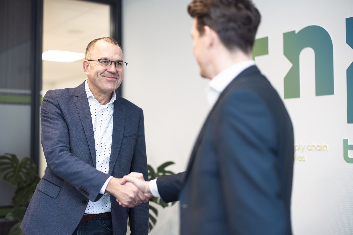 Twee mensen geven elkaar een hand