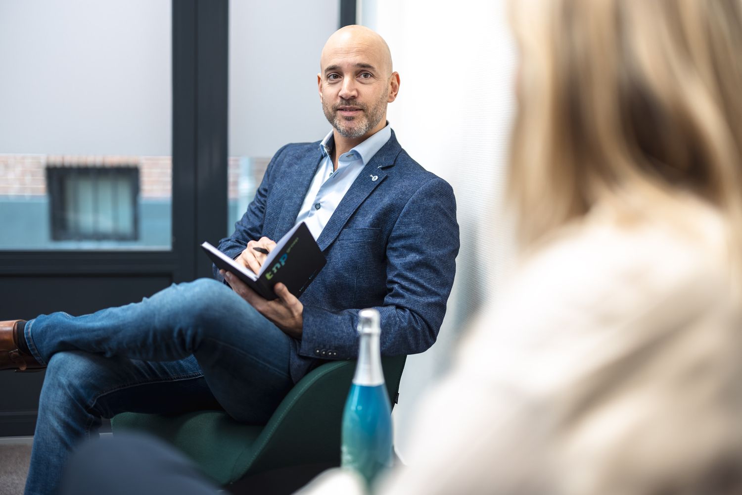 Een TNP-adviseur maakt notities tijdens een gesprek